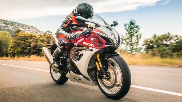 Αυτή είναι η νέα GSX-R1000R και γιορτάζει 40 χρόνια της Suzuki στους αγώνες