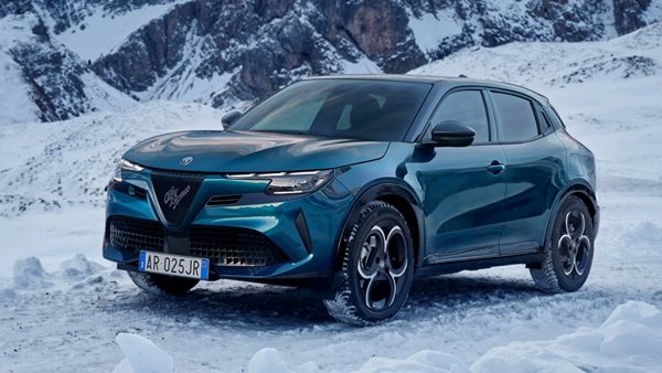 Πότε ξεκινούν στην Ελλάδα οι παραγγελίες για τη νέα Alfa Romeo Junior Ibrida Q4