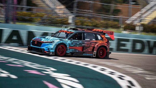 Δείτε τον Max Verstappen να οδηγεί το πανίσχυρο Honda CR-V