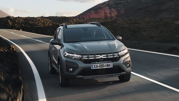 Μεγάλη μάχη Dacia Sandero και Tesla Model Y στις πωλήσεις-ποιο προηγείται