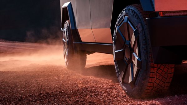 Γιατί όλοι κάνουν επίθεση στην Tesla: Οι λόγοι που πολλοί λατρεύουν να μισούν Tesla και Elon Musk