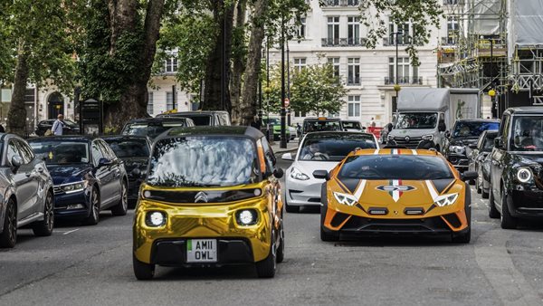Πως σου φαίνεται ένα χρυσό Citroen Ami δίπλα στα supercars του Λονδίνου;