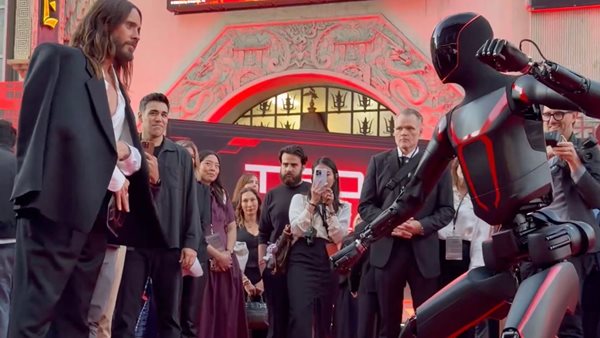 Το ρομπότ Tesla Optimus έμαθε πολεμικές τέχνες και προκαλεί τον Jared Leto (video)