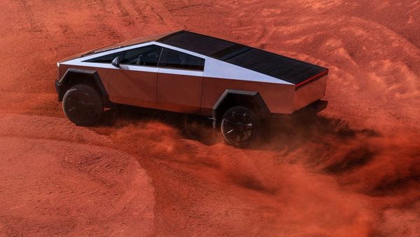 O Elon Musk παρέδωσε τα πρώτα Tesla Cybertruck (εικόνες-videos)