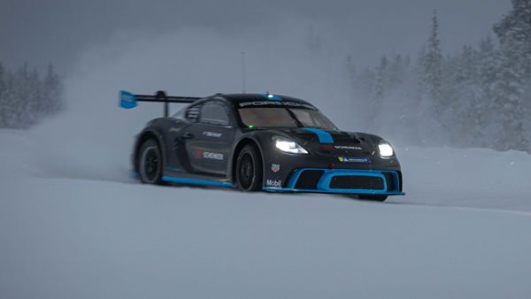 Η Porsche GT4 e-Performance δοκιμάζεται στα χιόνια