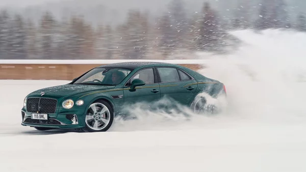 Η Bentley Flying Spur Speed κάνει ρεκόρ στην άκρη της γης και προσφέρει θέαμα