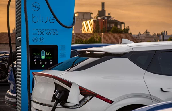 Πάσχα με ΔΕΗ blue για πολύ χαμηλές τιμές στους ταχυφορτιστές