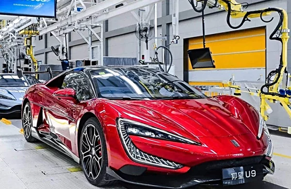 Η Κίνα καταγγέλλει στον ΠΟΕ την Ευρώπη για τους δασμούς στα ηλεκτρικά της αυτοκίνητα