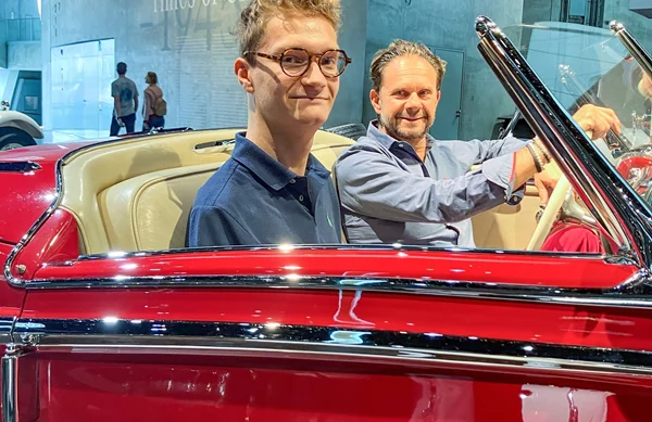 Πώς δύο Γάλλοι έζησαν μια εμπειρία ζωής στο Μουσείο της Mercedes