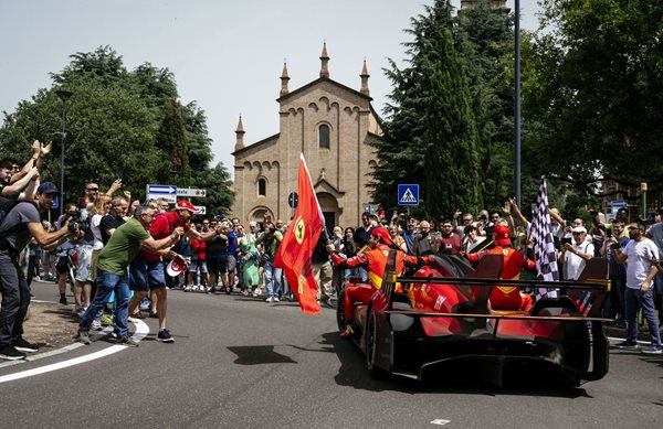 Maranello: Βγήκαν στους δρόμους για τη νίκη της Ferrari στο Le Mans