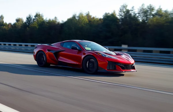 Εντυπωσιακές επιδόσεις της νέας Corvette ZR1-κάτω από 3 δλ. στα 0-100 km/h (video)