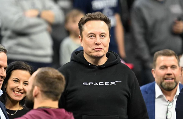 Κόντρα μεταξύ του Elon Musk και του CEO της OpenAI με φόντο το Tesla Roadster