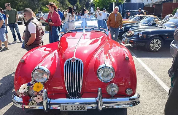 90 κλασικά αυτοκινήτα στον 19ο Γύρο Κηφισιάς της ΦΙΛΠΑ (εικόνες)