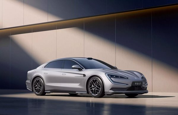 Δείτε το υβριδικό με 1.340 ίππους και 180 χιλιόμετρα ηλεκτρικής αυτονομίας