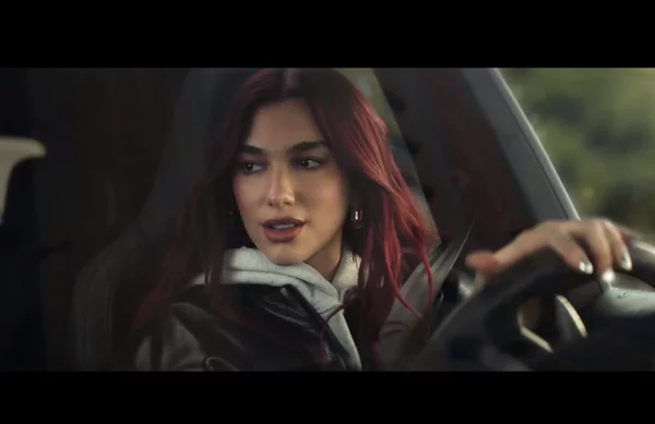 H Dua Lipa τα κάνει όλα με μια νέα Porsche Macan (video)