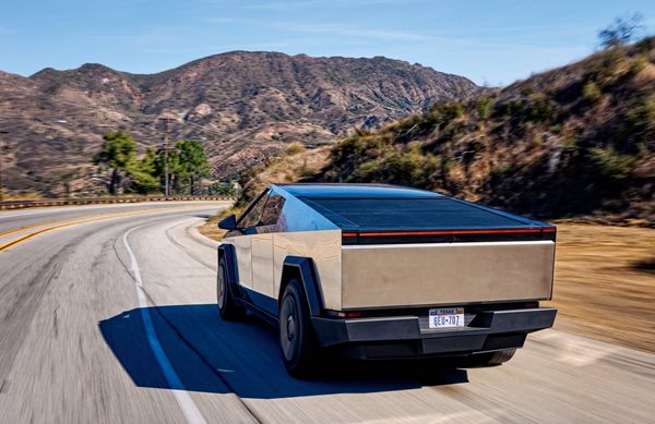 Τελικά σκουριάζει το Tesla Cybertruck; Τι απάντησε μηχανικός της φίρμας για το "rust-gate"