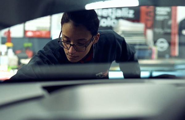 Πώς αυτή η γυναίκα έγινε Master Τεχνικός της Nissan