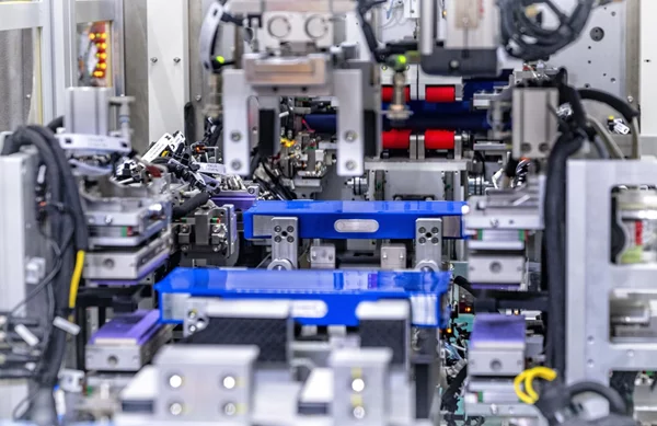 Επιτέλους, μια ευρωπαϊκή αυτοκινητοβιομηχανία φτιάχνει τις δικές της μπαταρίες για ηλεκτρικά αυτοκίνητα