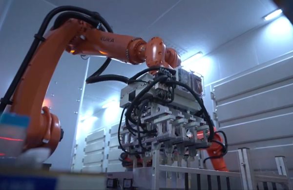 Φωτιά στο εργοστάσιο του μεγαλύτερου κατασκευαστή μπαταριών αυτοκινήτων