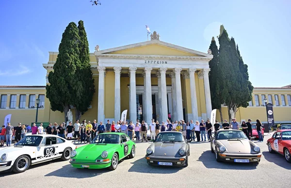 Ταξίδι στο χρόνο: Από το Ζάππειο Μέγαρο μέχρι την Πελοπόννησο με κλασικές Porsche