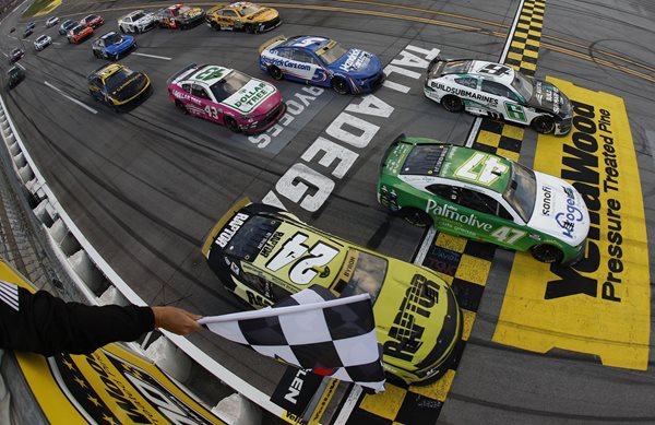 Δείτε το μεγαλύτερο ατύχημα στην ιστορία του NASCAR-έγινε στην Talladega με 28 αυτοκίνητα (video)