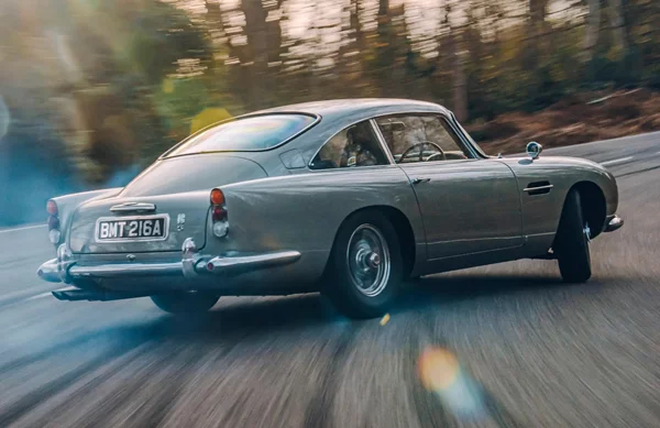Η Aston Martin DB5 ντριφτάρει χωρίς τον James Bond