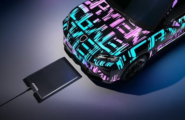 Η ηλεκτρική Porsche Cayenne καταργεί τα καλώδια φόρτισης (video)