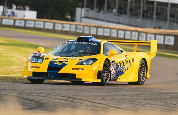 McLaren F1 GTR: Μην την βλέπεις έτσι, κυκλοφορεί στον δρόμο και πωλείται