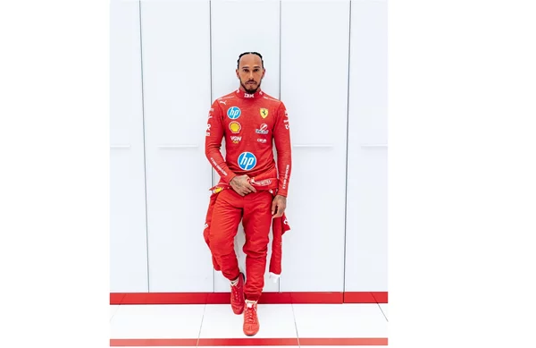 Ο Lewis Hamilton φόρεσε τα κόκκινα της Ferrari-πρώτη εικόνα