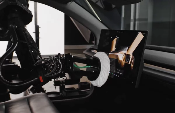 Tesla Robotaxi: Δείτε πώς λειτουργεί το αυτόματο σύστημα καθαρισμού (video)