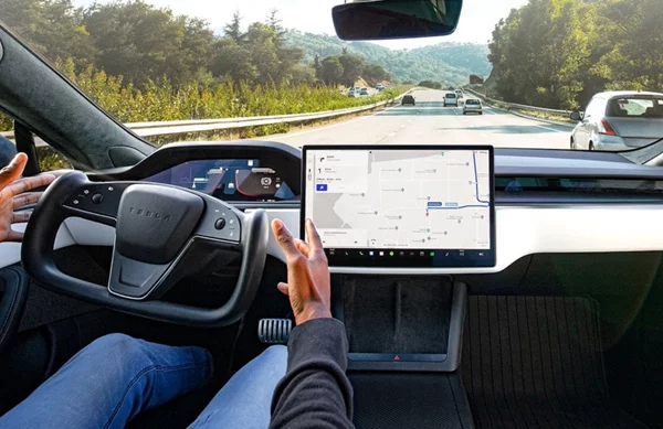 Δείτε στην πράξη την αυτόνομη οδήγηση της Tesla FSD Beta (video)