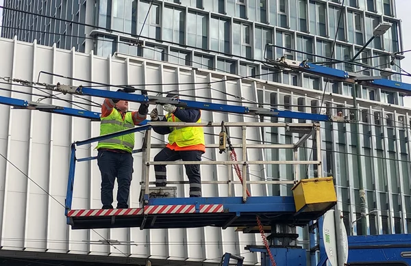 Ξηλώθηκαν τα πρώτα καλώδια του τρόλεϊ στον Πειραιά (φωτογραφίες, video)
