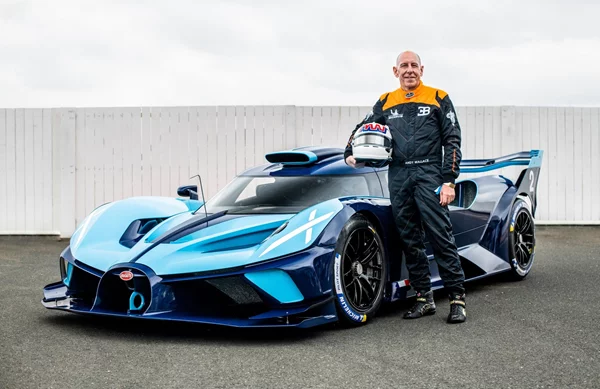 Αυτός είναι ο άνθρωπος που εξελίσσει και οδηγεί την απίστευτη Bugatti Bolide