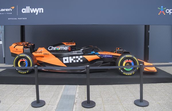 Μονοθέσιο της McLaren κάνει pit stop για πρώτη φορά στην OPAP Arena και στο Σύνταγμα