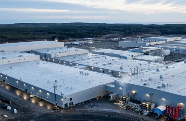 Ποια μεγάλη φίρμα αυτοκίνητων μειώνει το μερίδιο της στην εταιρεία μπαταριών που πτωχεύει