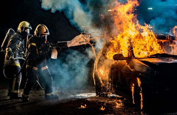 Ανέτοιμη η πυροσβεστική για τις φωτιές στα ηλεκτρικά αυτοκίνητα