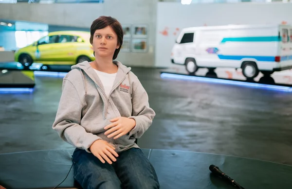 Συνάντηση με το ρομπότ Andrea στο μουσείο της Mercedes