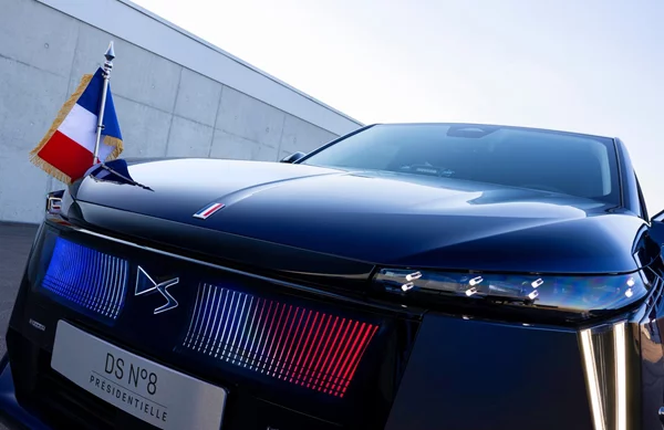 Αυτό είναι το νέο προεδρικό αυτοκίνητο του Εμανουέλ Μακρόν