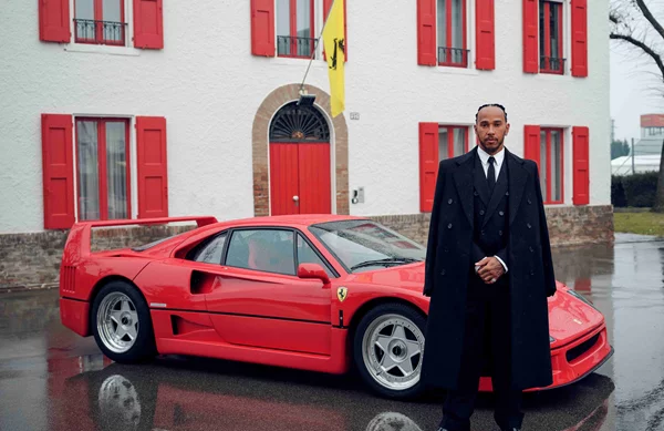 O Lewis Hamilton πήγε στο Maranello και "τερμάτισε" το ιταλικό στυλ