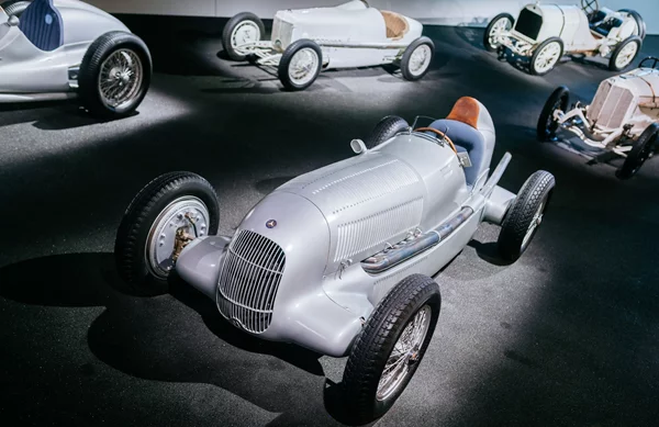 Mercedes W 25: Το πρώτο Ασημένιο Βέλος είναι 90 ετών και βουτάμε λίγο στην ιστορία του (εικόνες)