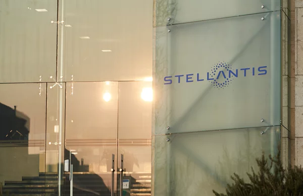 Γιατί VW και Stellantis θα χάσουν δισεκατομμύρια κερδών εξαιτίας των δασμών Τραμπ