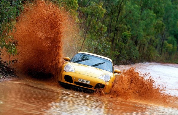 Ένας off road άθλος της Porsche 911 Turbo, 23 χρόνια πριν εμφανιστεί η έκδοση Dakar