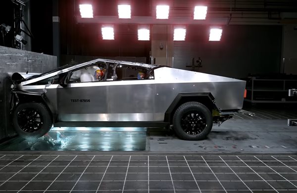 Tesla Cybertruck: 5 αστέρια σε ένα τρομακτικό crash test (video)