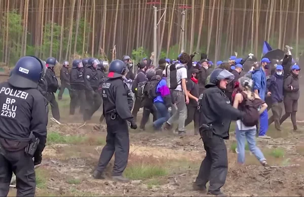 Διαδηλωτές προσπάθησαν να εισβάλουν στο Tesla Gigafactory του Βερολίνου (video)