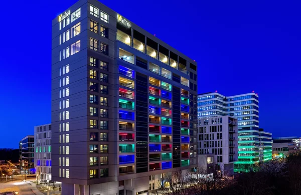 Σε αυτό το ξενοδοχείο παρκάρεις στο μπαλκόνι του δωματίου σου