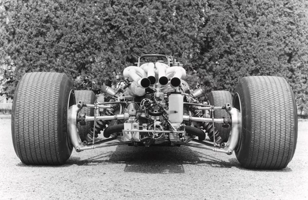 Πώς ανασταίνεις κινητήρα V12 από μονοθέσιο F1 Ferrari του 1967