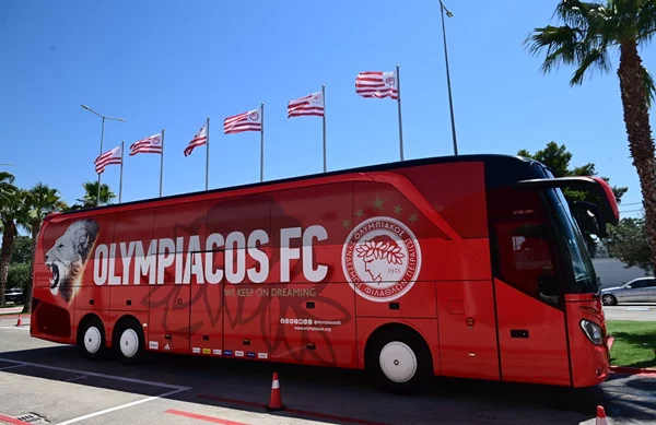 Ο Ολυμπιακός έχει νέο πούλμαν με ευρωπαϊκή κούπα και λιοντάρι