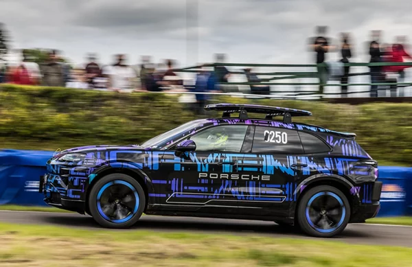 Ο Richard Hammond αποκαλύπτει την ηλεκτρική Porsche Cayenne