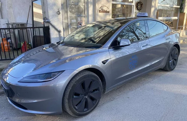 Ταξί Tesla κυκλοφορεί στη Λάρισα και κάνει θραύση