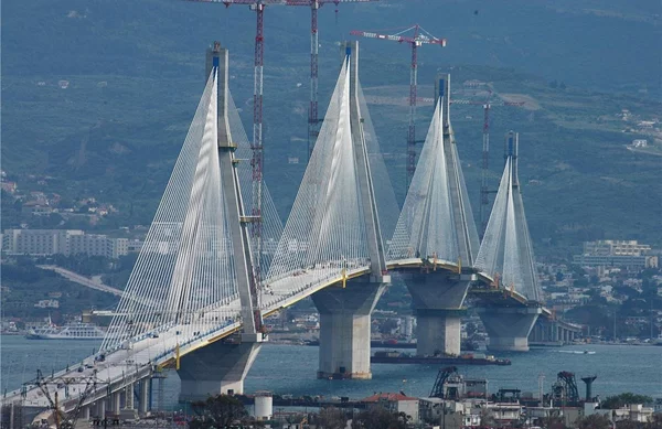 Καλοκαιρινές εκπτώσεις στη γέφυρα Ρίου-Αντιρρίου